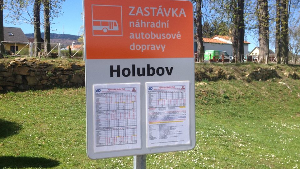 Na železnici mezi Krumlovem a Budějovicemi se staví. Lidé musí z vlaků přesednout na autobus