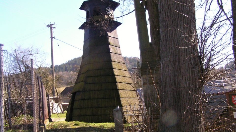 Zvonička v Bohoušově má na streše zaseknutou sekeru