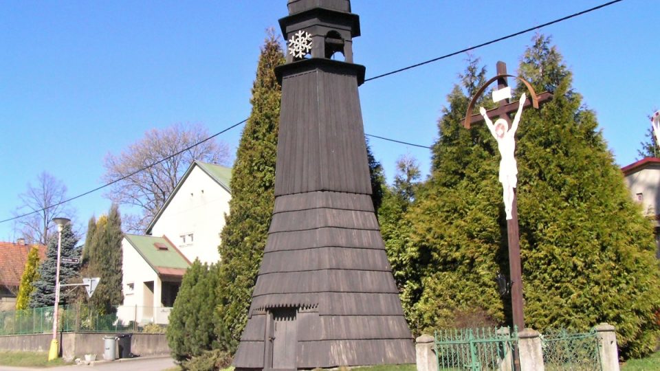Zvonička v Záchlumí uprostřed obce