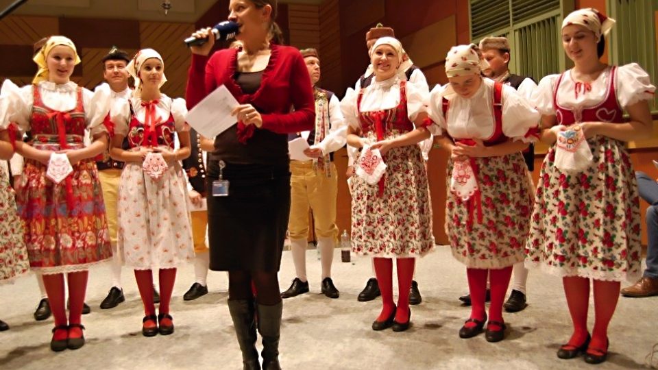 Chodský soubor Mrákov ve studiu Českého rozhlasu Plzeň při natáčení pořadu U muziky s Plzeňáky