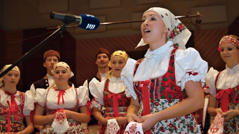 Chodský soubor Mrákov ve studiu Českého rozhlasu Plzeň při natáčení pořadu U muziky s Plzeňáky