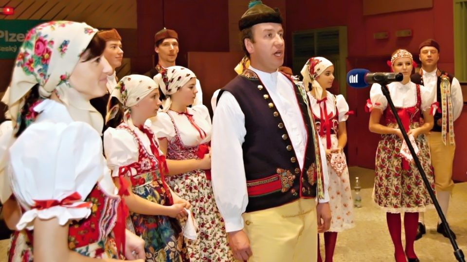 Chodský soubor Mrákov ve studiu Českého rozhlasu Plzeň při natáčení pořadu U muziky s Plzeňáky