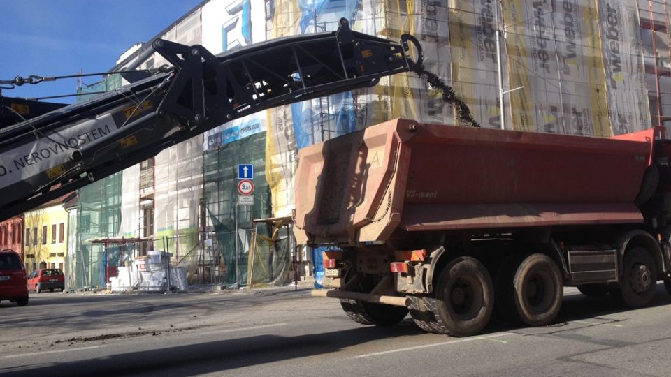 V Lišově začala oprava další části hlavní silnice