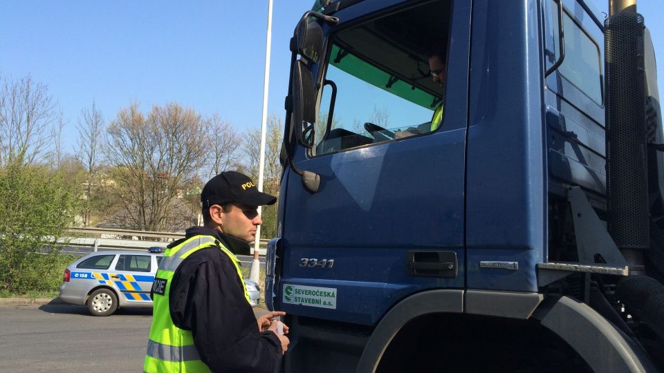 U Teplic policisté kontrolovali nákladní auta