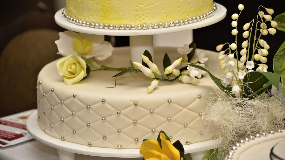 Jednotlivá patra svatebního dortu mohou být oddělena