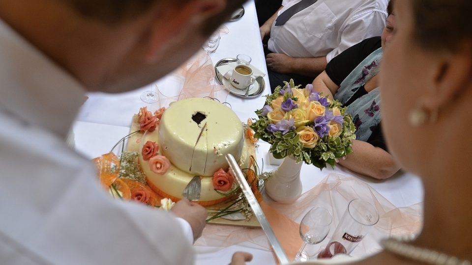 Krájení dortu patří ke svatebním zvykům