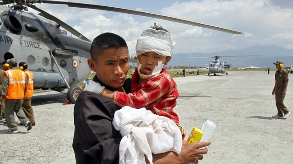 Zraněné lidi dopravují do nemocnic helikoptéry i letadla