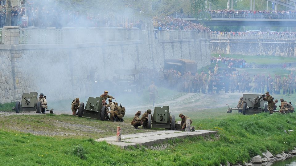 Ukázky bitev o Ostravu poblíž Sýkorova mostu
