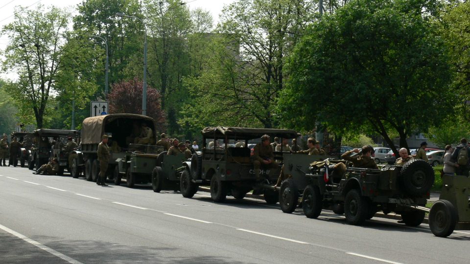 Kolona dobové vojenské techniky se pomalu připravuje na průjezd městem