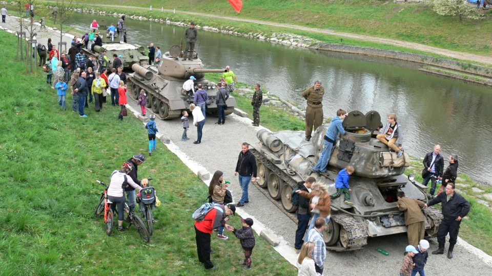 Tanky po skončení bojových ukázek ještě zůstaly