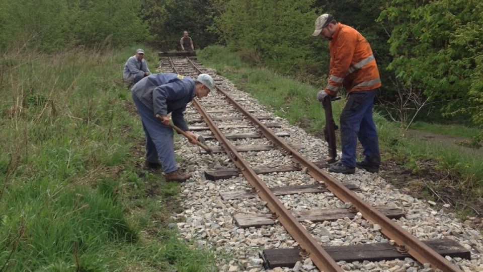 Dobrovolníci při stavbě úzkorozchodné železnice mezi Babicemi a Zastávkou u Brna