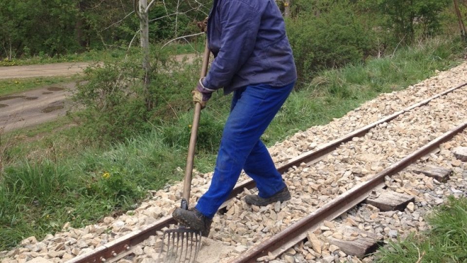 Dobrovolníci při stavbě úzkorozchodné železnice mezi Babicemi a Zastávkou u Brna