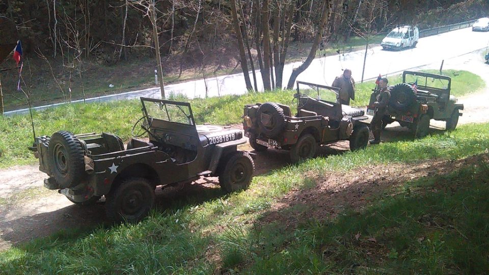 Spanilá jízda klubu Veteran Army Vehicles
