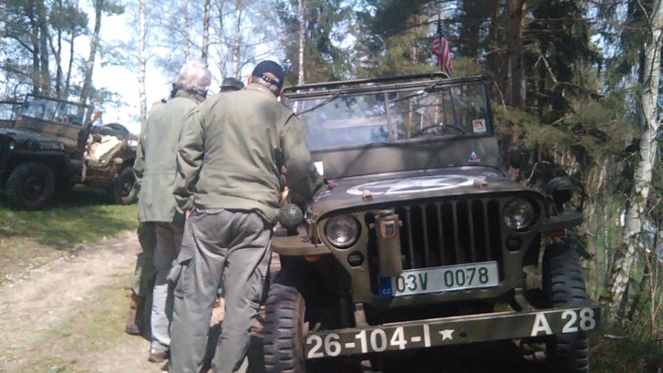 Spanilá jízda klubu Veteran Army Vehicles