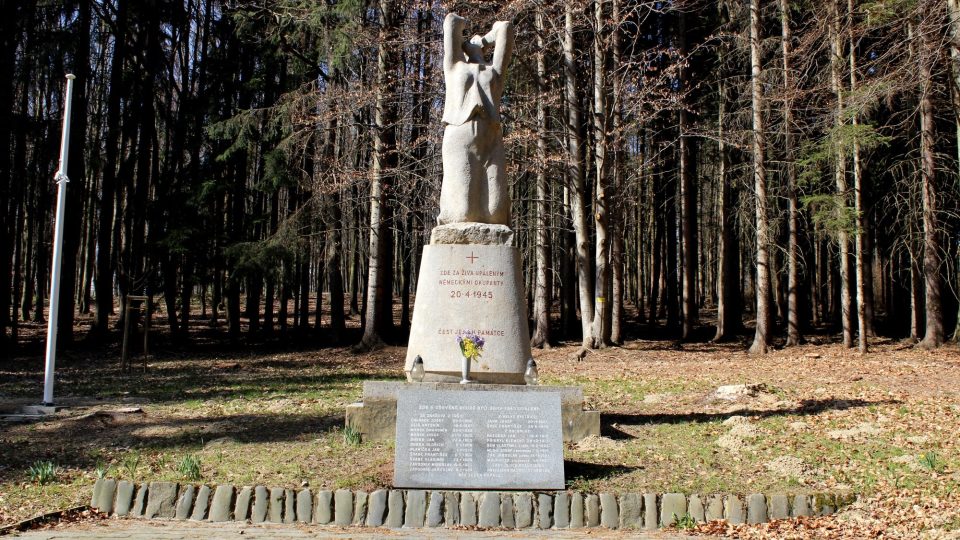 Žalov na místě zavraždění obětí zákřovské tragedie