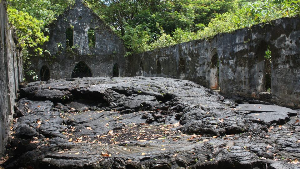 Samoa - Savai´i - ruiny kostela pohřbeného v lávě