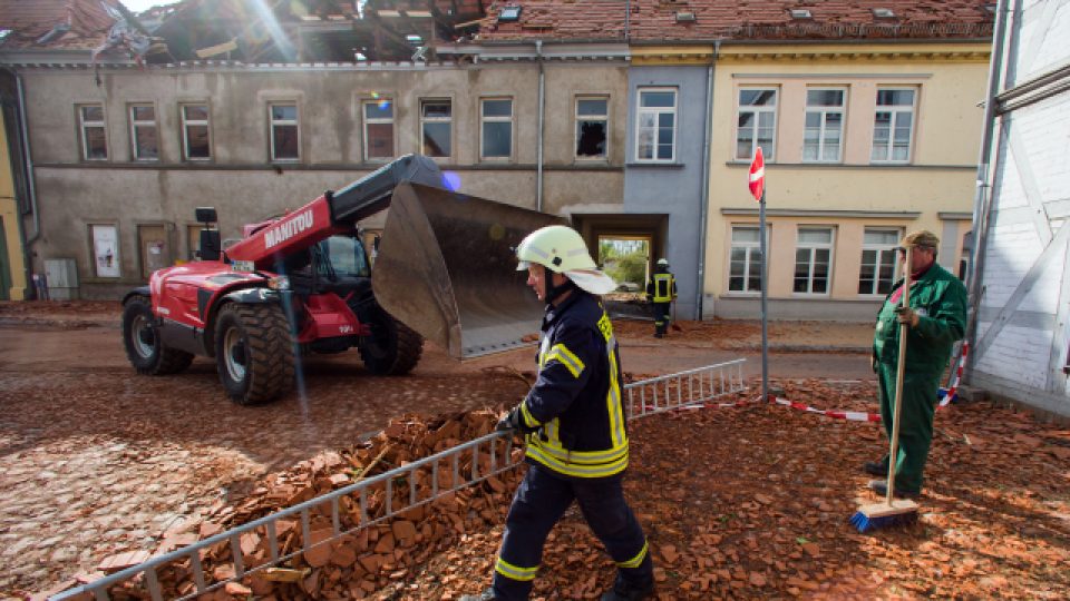Hasiči a dobrovolníci uklízejí suť v městečku Bützow