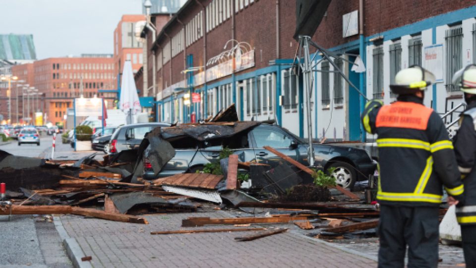 Hasiči v Hamburku sledují spoušť, kterou napáchaly bouřky a silný vítr