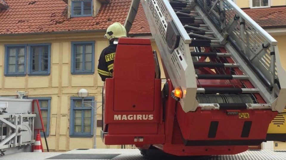V centru města stále zasahují hasiči, kteří kontrolují střechy domů