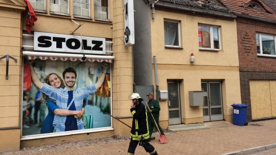 Hasiči a obyvatelé uklízejí spoušť, kterou ve městě Bützow napáchaly bouřky, silný vítr a tornádo