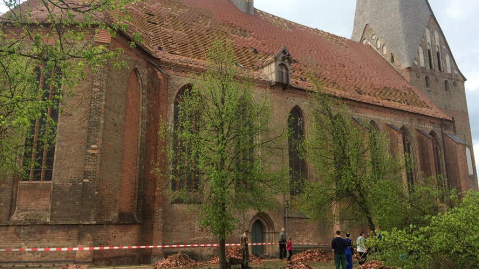 Kostel ve městě Bützow po tornádu. Třetina střechy je pryč