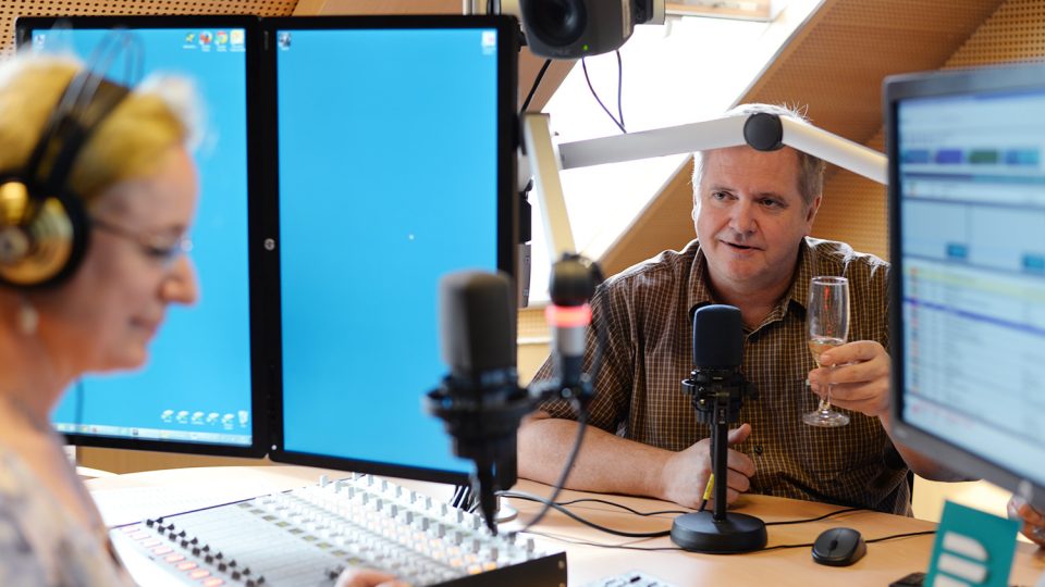 Ředitel Pavel Kudrna připíjí na úspěchy v novém vysílacím studiu