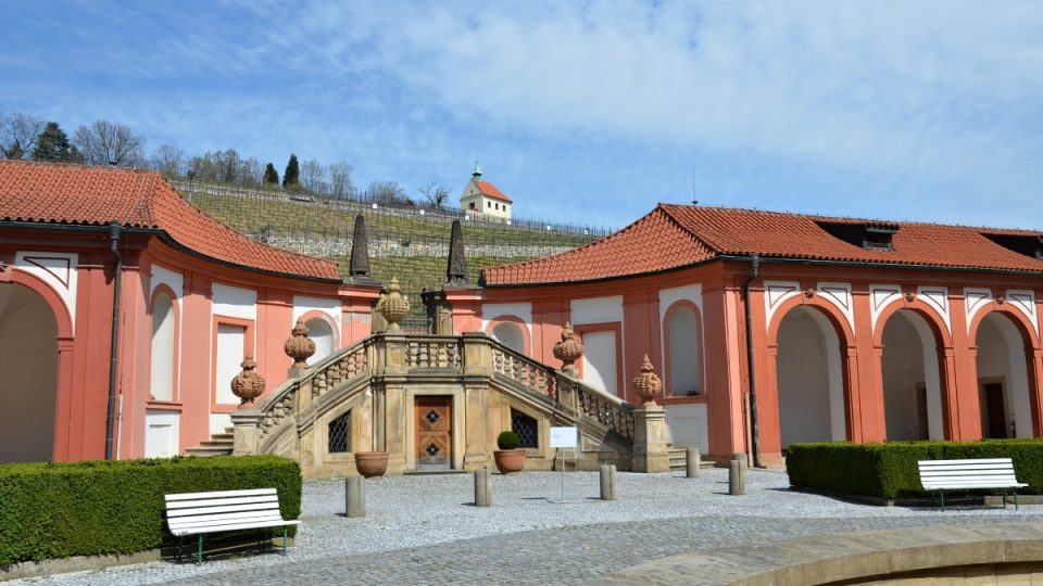 Pohled od Trojského zámku na vinici svaté Kláry v botanické zahradě