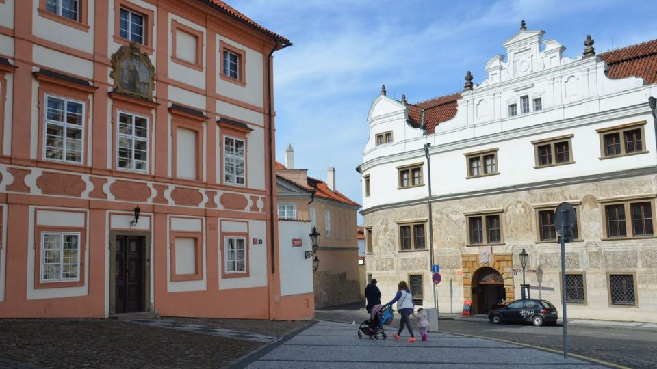 Martinický palác, renesanční stavba ze 16. století (vpravo)