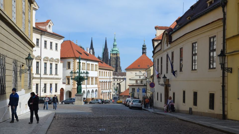 Vstup do Hrzánského paláce z Loretánské ulice