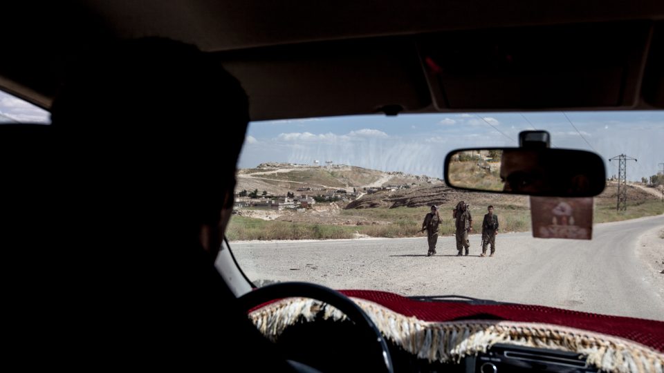 Poprvé po nás střílejí. „Jediný, kdo nám pomohl, byli Kurdové,” zní z horké sindžárské půdy