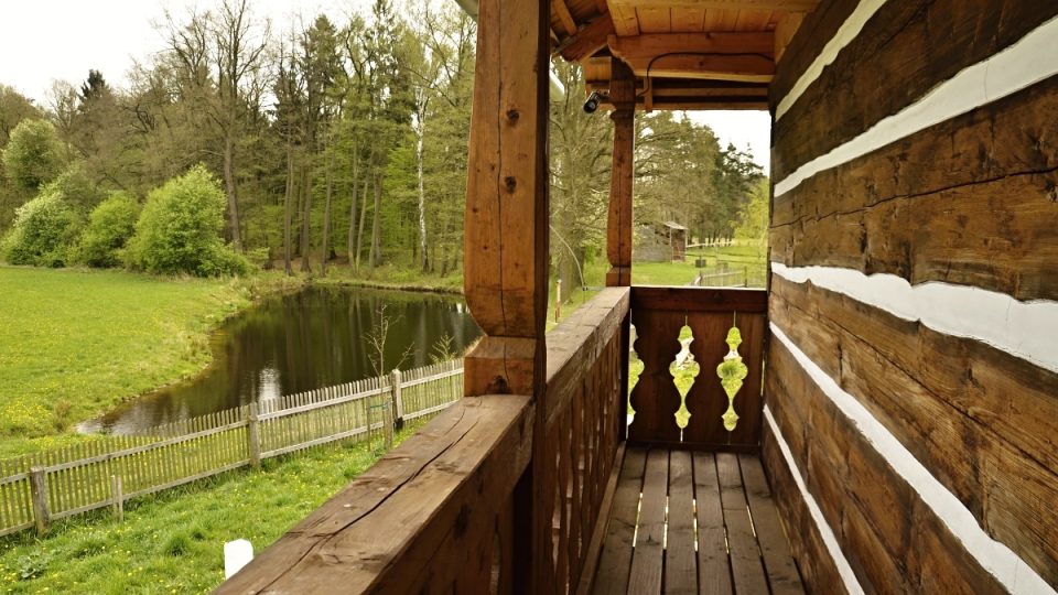 Pavlač rekonstruovaného mlýna s výhledem na tůni ve skanzenu