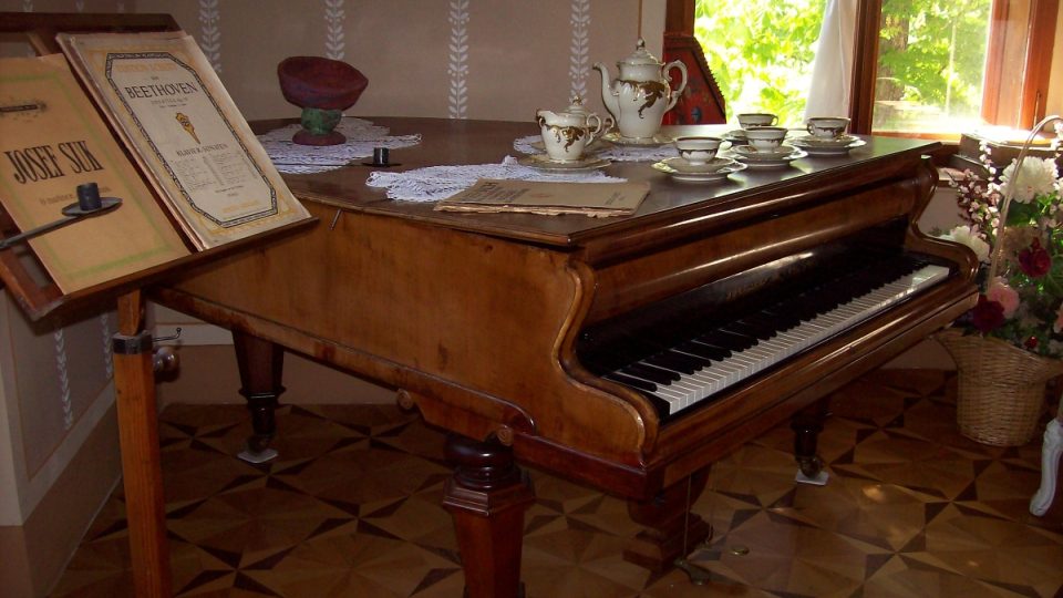 Klavír v salónku