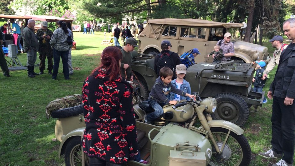 Návštěvníci oslav konce druhé světové války v Chomutově obdivují historickou i současnou vojenskou techniku
