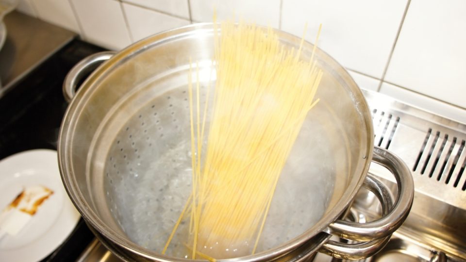 Špagety v hrnci
