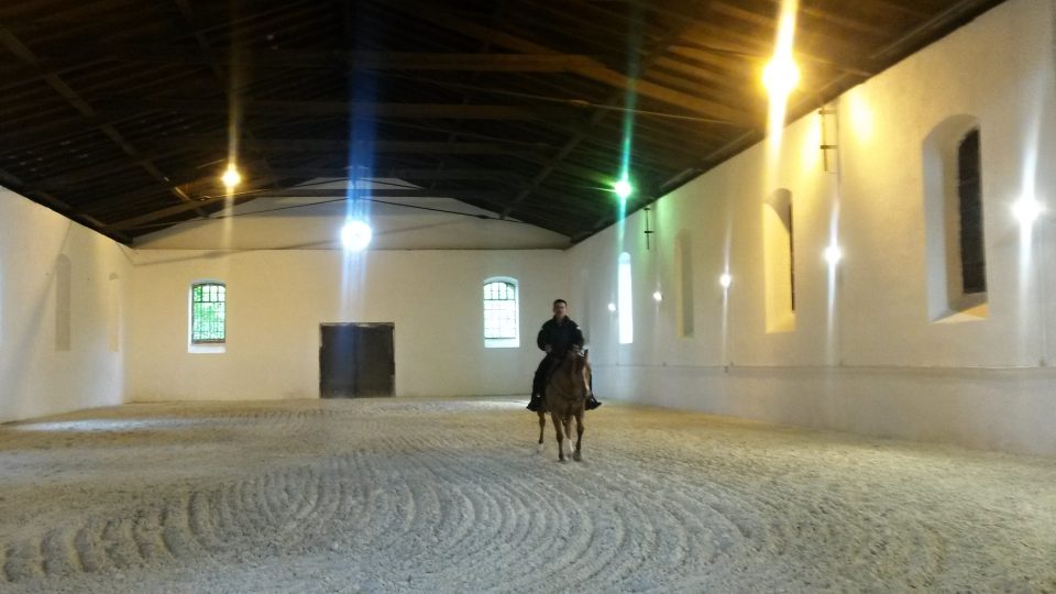 Slavnou jízdárnou v Dobřanech na jižním Plzeňsku znovu zní zvuk koňských kopyt