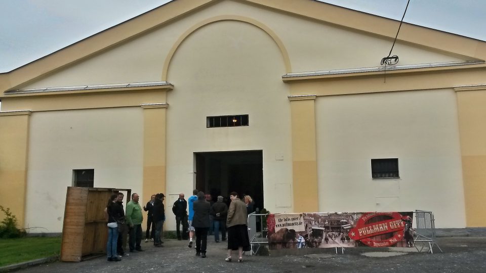 Slavnou jízdárnou v Dobřanech na jižním Plzeňsku znovu zní zvuk koňských kopyt