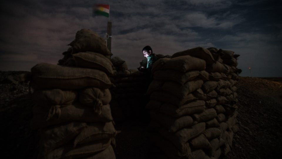 Nedaleko Kirkúku leží obranná linie, kterou stráží kurdští pešmergové. Radikály z Islámského státu mají nadohled. Strávily jsme s nimi celou noc