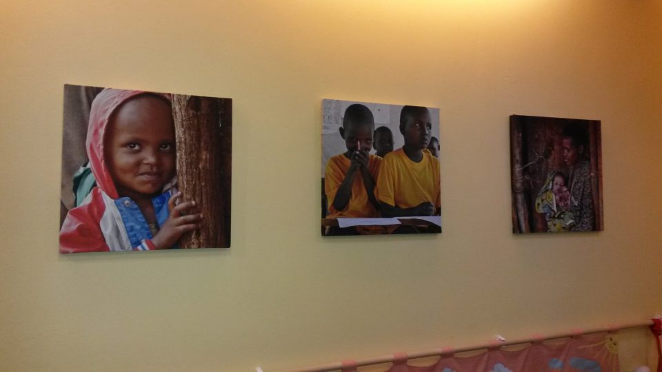 Obrázky z Tanzánie v kavárně Pamoja