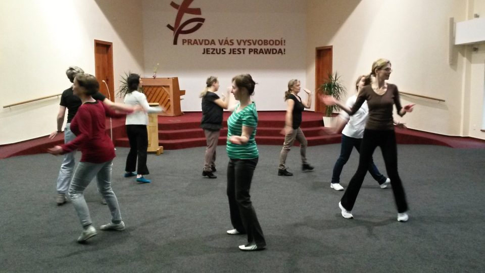 V sále se scházejí ženy při nácviku židovských tanců