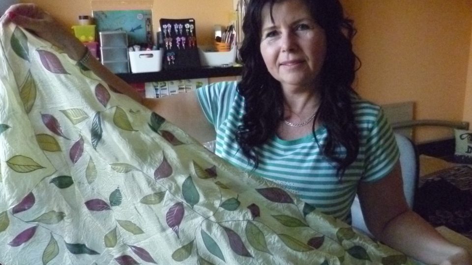 Hana Číhalová s malovaným hedvábným šátkem