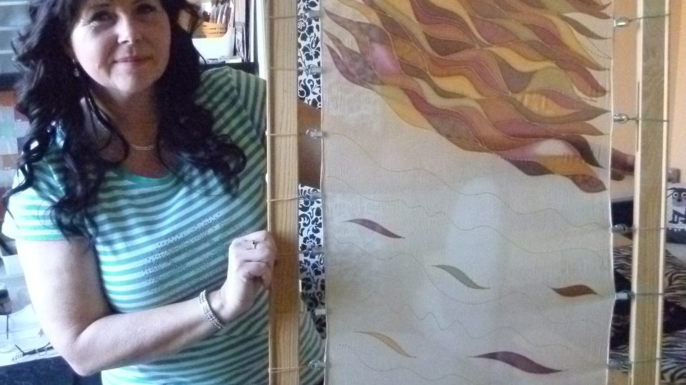 Hana Číhalová s malovaným hedvábným výrobkem