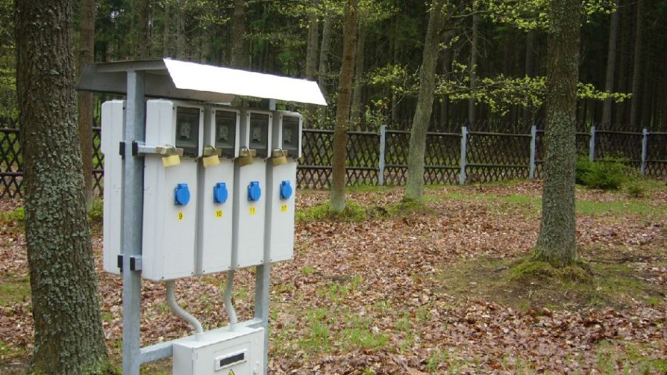 Elektrické přípojky v novém areálu pro stany a karavany ve Sloupu v Čechách