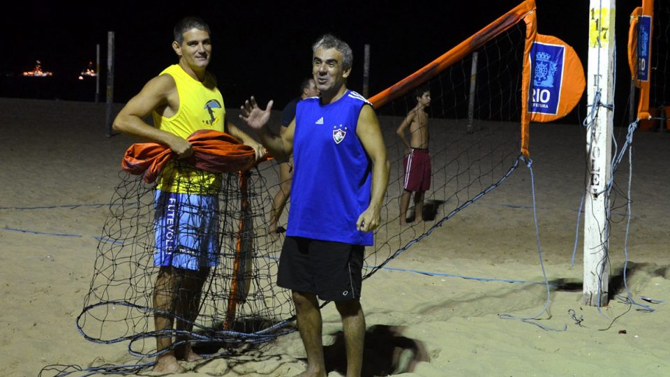 Jedni z mnoha trenérů futevoleie, kteří vyučují po večerech na pláži Copacabana