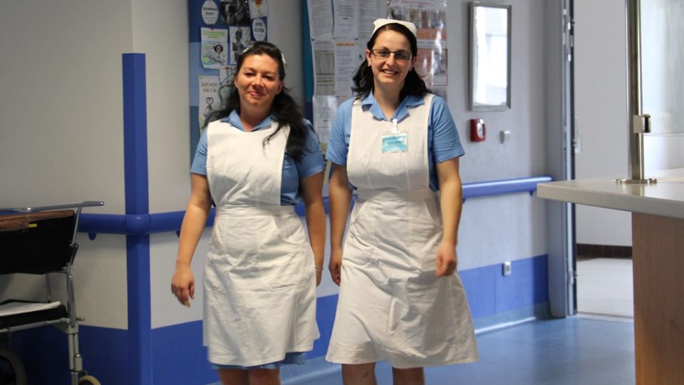 Sestry v prachatické nemocnici nosí na připomínku Dne ošetřovatelství klasické uniformy z dřívějších let - modré šaty, bílou zástěru a čepec