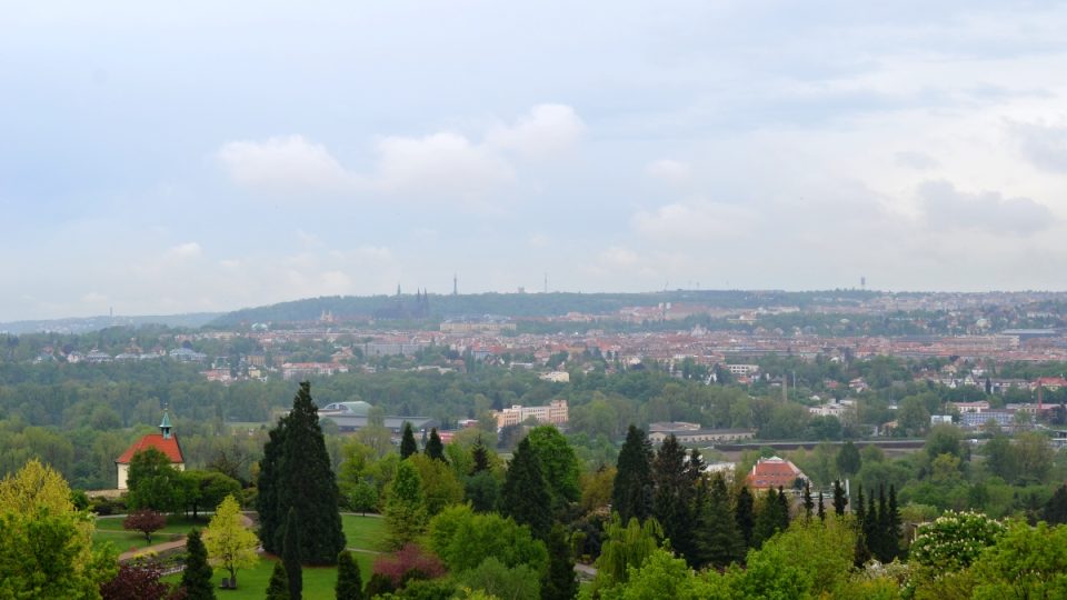 Výhled z botanické zahrady přes kostelík vinice svaté Kláry na Prahu