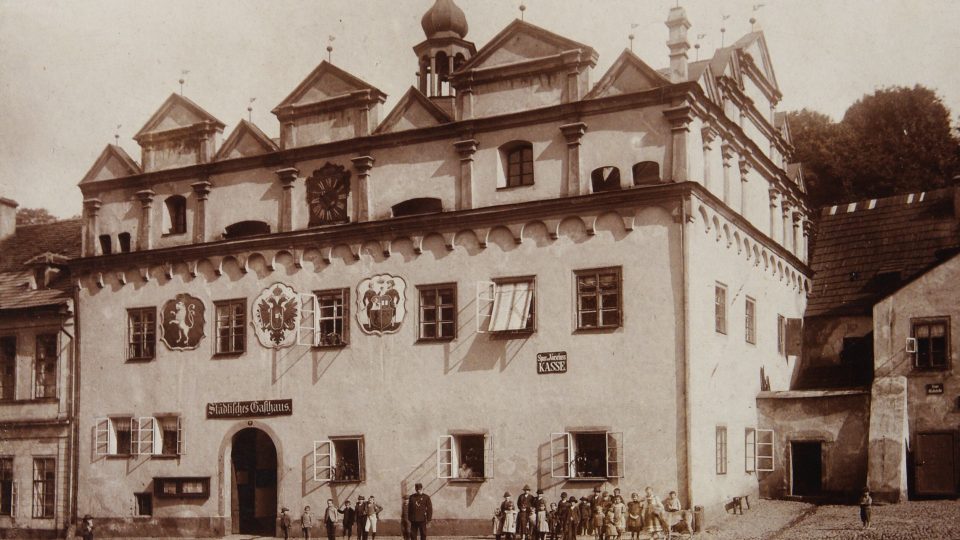 Renesanční radnice v Horním Slavkově, která byla stržena po požáru v roce 1977