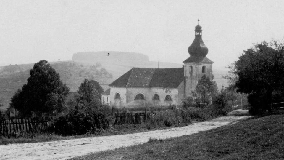 Původně středověký zbarokizovaný kostel ve Smrkovci, který hned po válce rozstříleli českoslovenští vojáci.