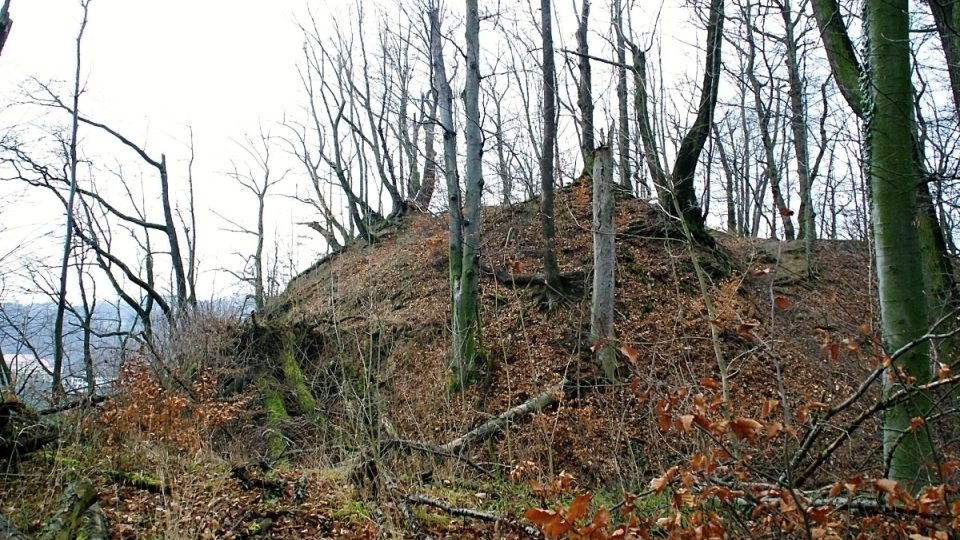 Hradní kopec, na kterém stával Svrčov