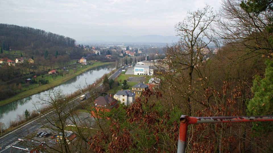 Výhled o sochy je ovšem úžasný - zejména na jihozápadní část Hranic