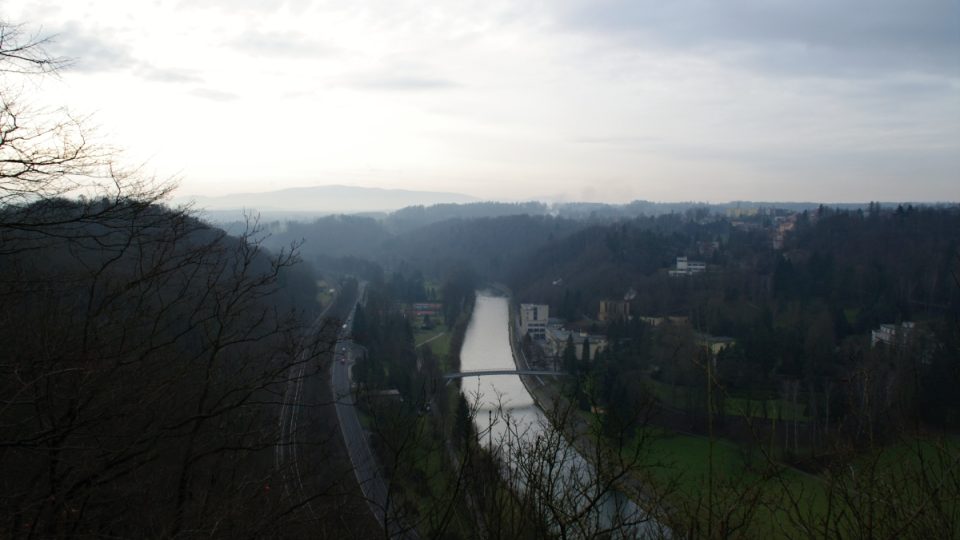 Výhled ze Svrčova do údolí Bečvy